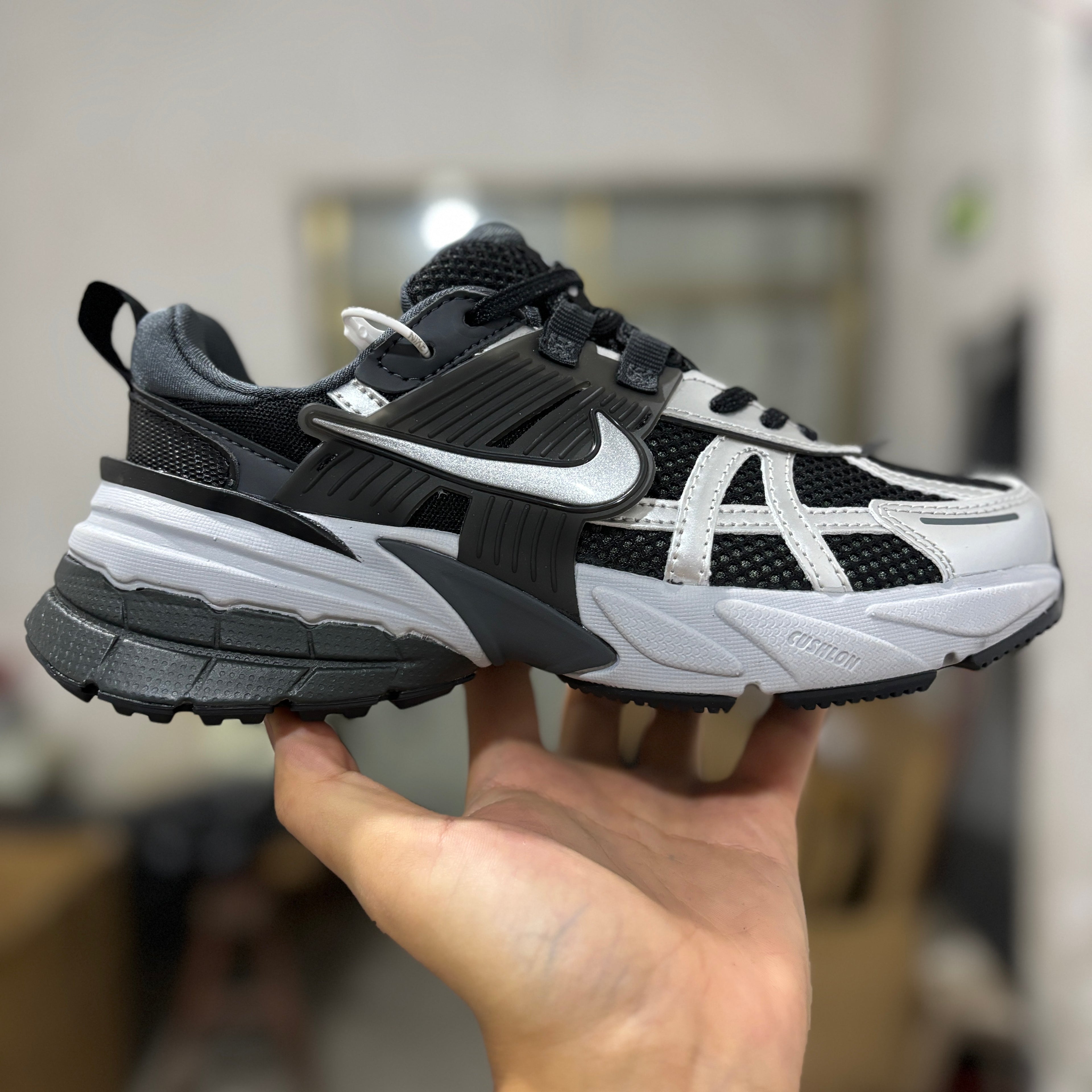 NIKE CUSHION "BLACK AND WHITE"