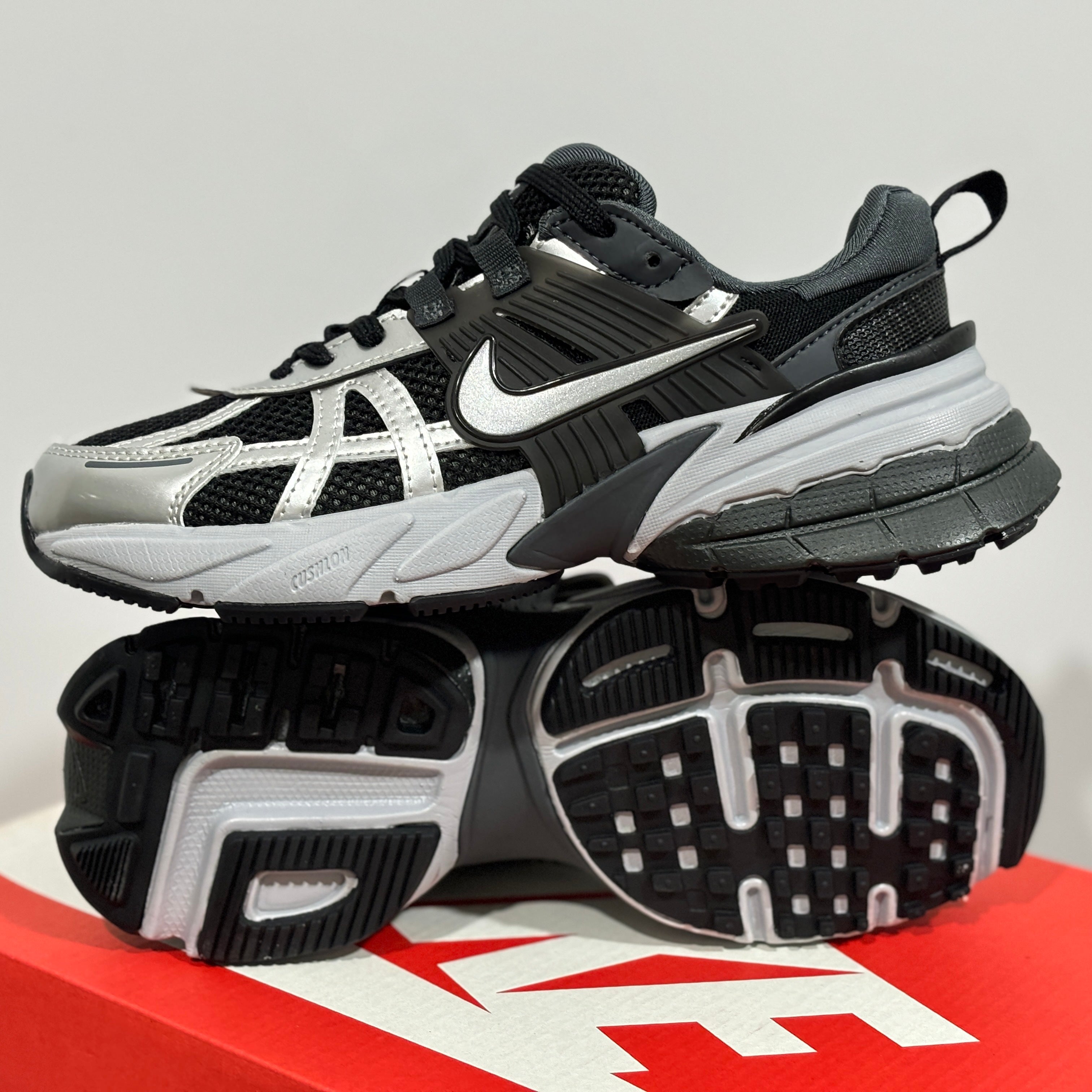 NIKE CUSHION "BLACK AND WHITE"