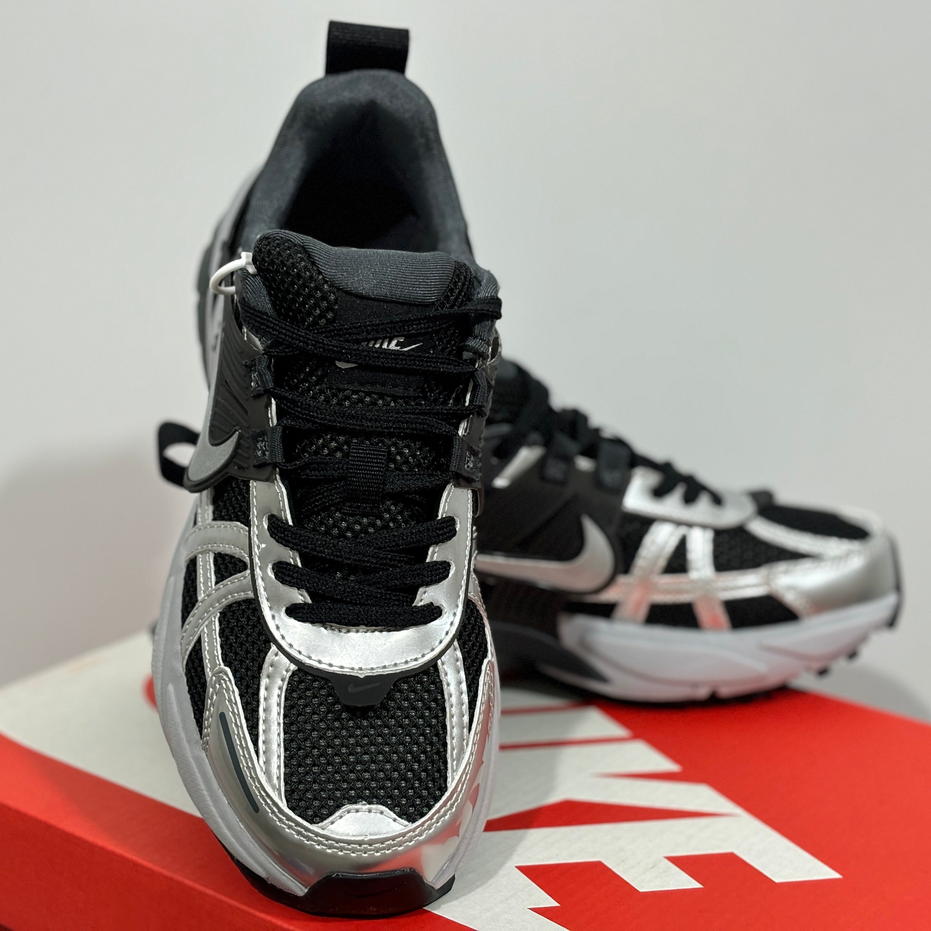 NIKE CUSHION "BLACK AND WHITE"